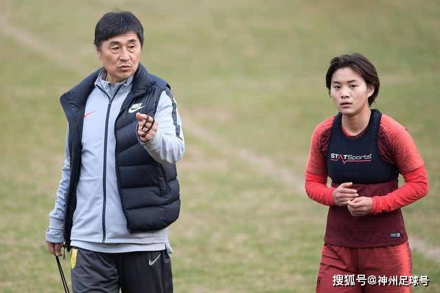 国足新名单引发争议：津门虎三人入选，重庆铜梁龙却零国脚